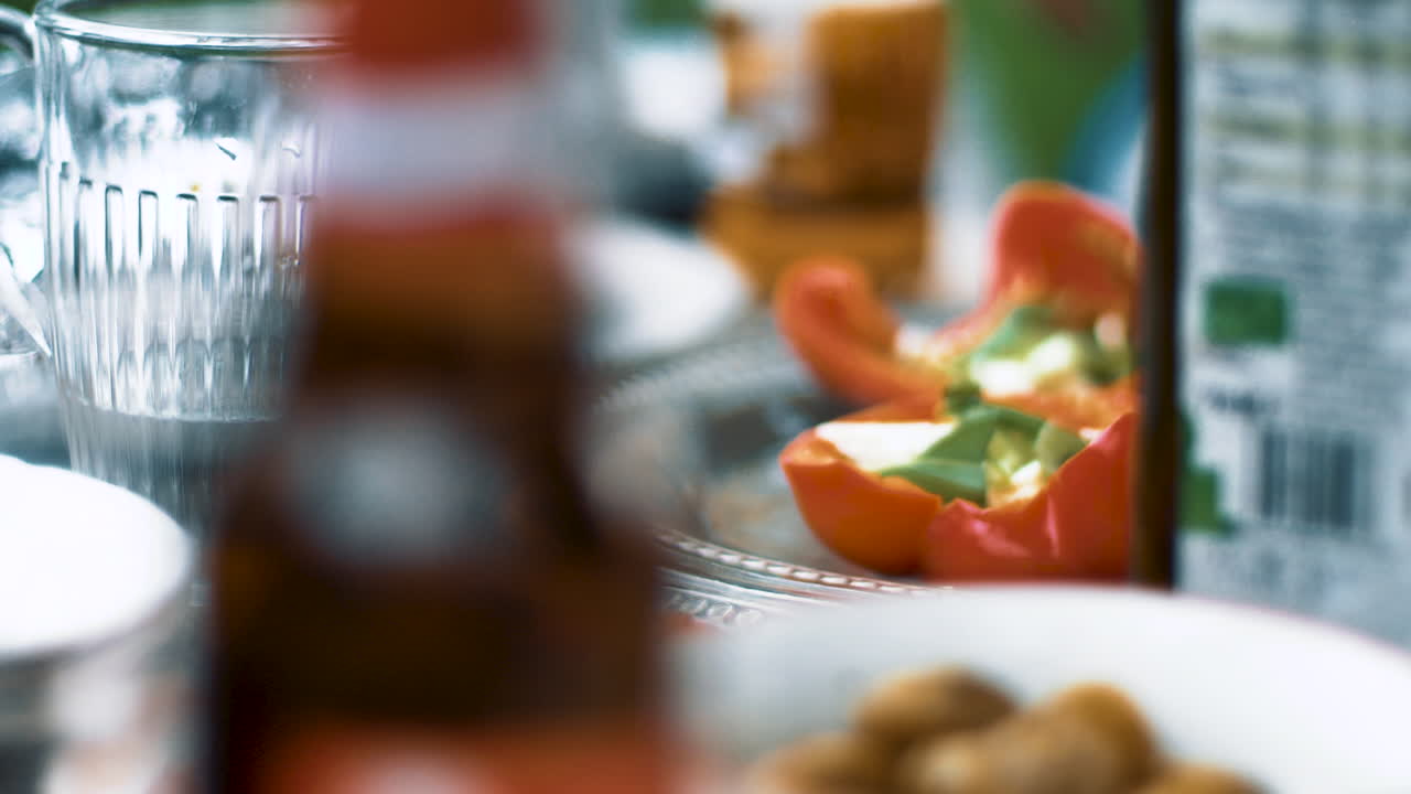 은 날에 세트 테이블에 채워진 벨 페퍼가 맛있게 보입니다.