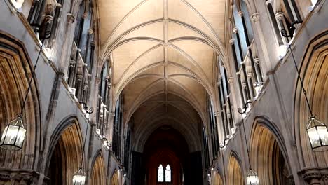 Tiro-Inclinado-Hacia-Abajo-Del-Interior-De-La-Catedral-De-La-Iglesia-De-Cristo.