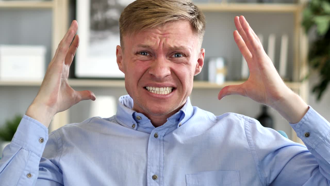 비명을 지르고, 비명을 지르며 분노하는 사업가