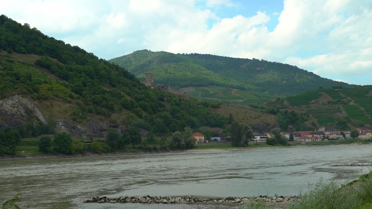 Arka Planda Tepelerle Tuna Nehri Kıyısındaki Küçük Evler