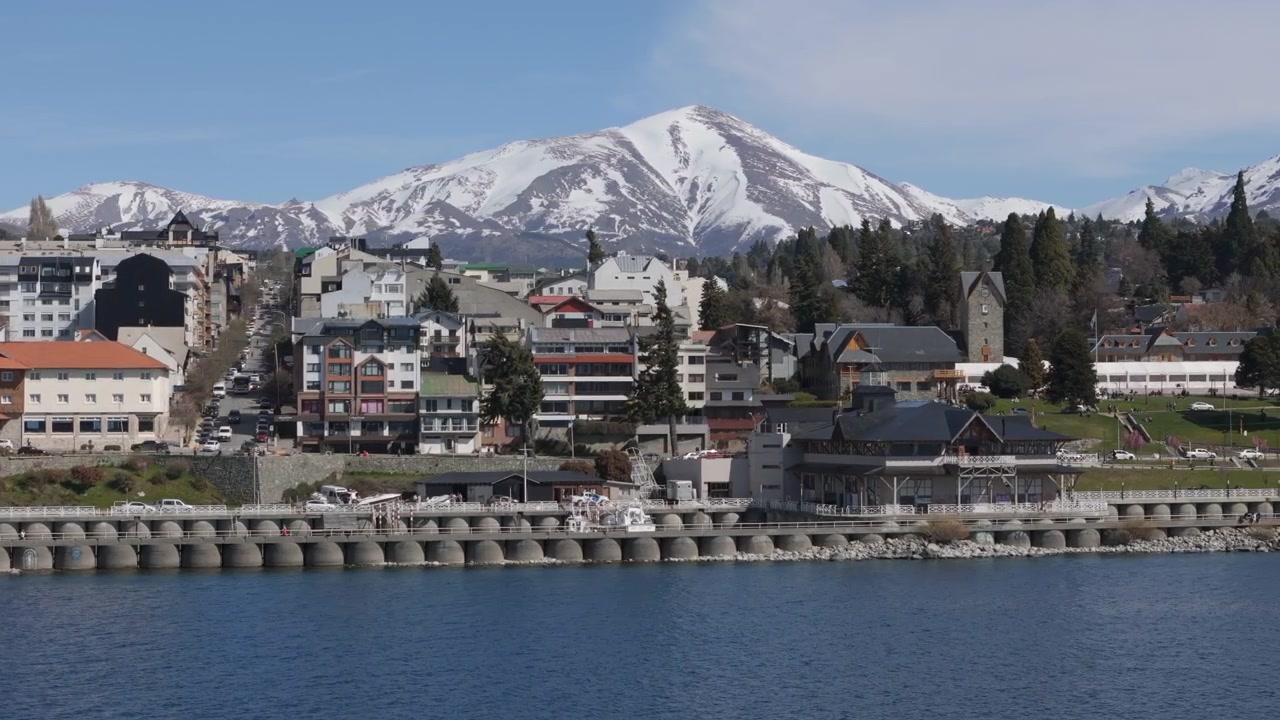 Veduta aerea della pittoresca città turistica di Bariloche, in riva al lago, con montagne innevate sullo sfondo. Argentina.