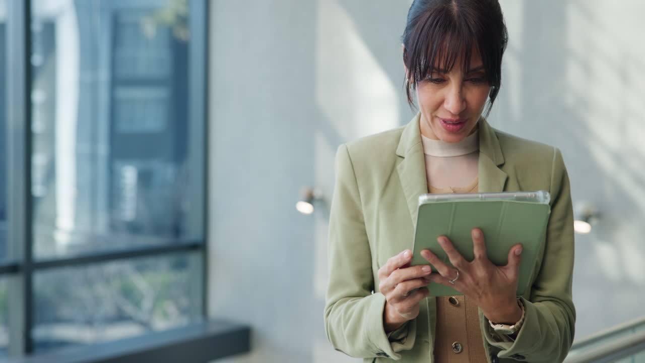 mujer de negocios usando tableta en una oficina moderna