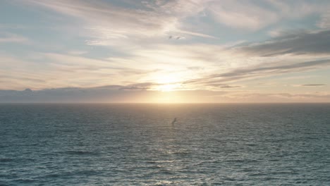 un hermoso paisaje marino con el sol poniente en el horizonte
