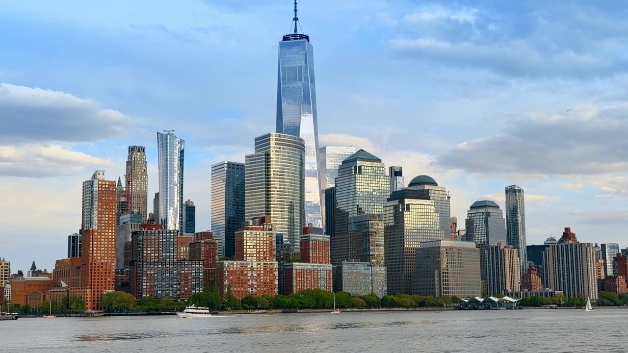 Horizonte do distrito financeiro de Lower Manhattan com o One World Trade Center. Vista panorâmica do horizonte da cidade de Nova York apresentando o One World Trade Center e Battery Park City a partir do Rio Hudson.