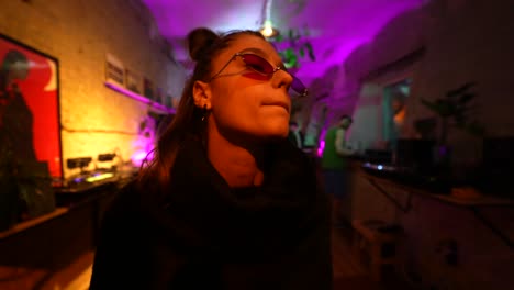 chica en una fiesta de un club nocturno