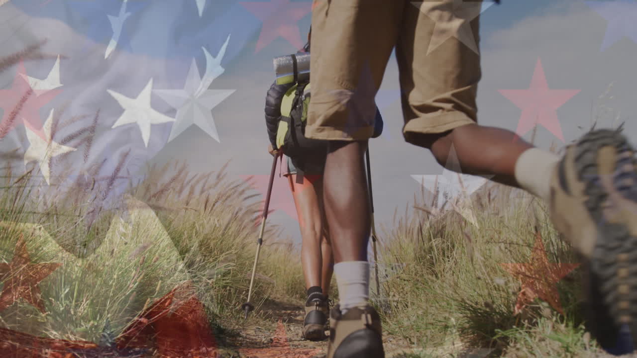 animación de la bandera de los estados unidos de américa sobre personas que caminan en las montañas