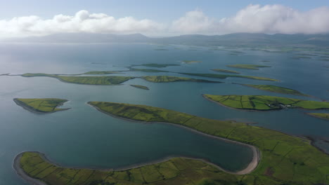 vista aérea de la bahía de clew, ubicada en la costa oeste de irlanda en mayo, hermoso paisaje