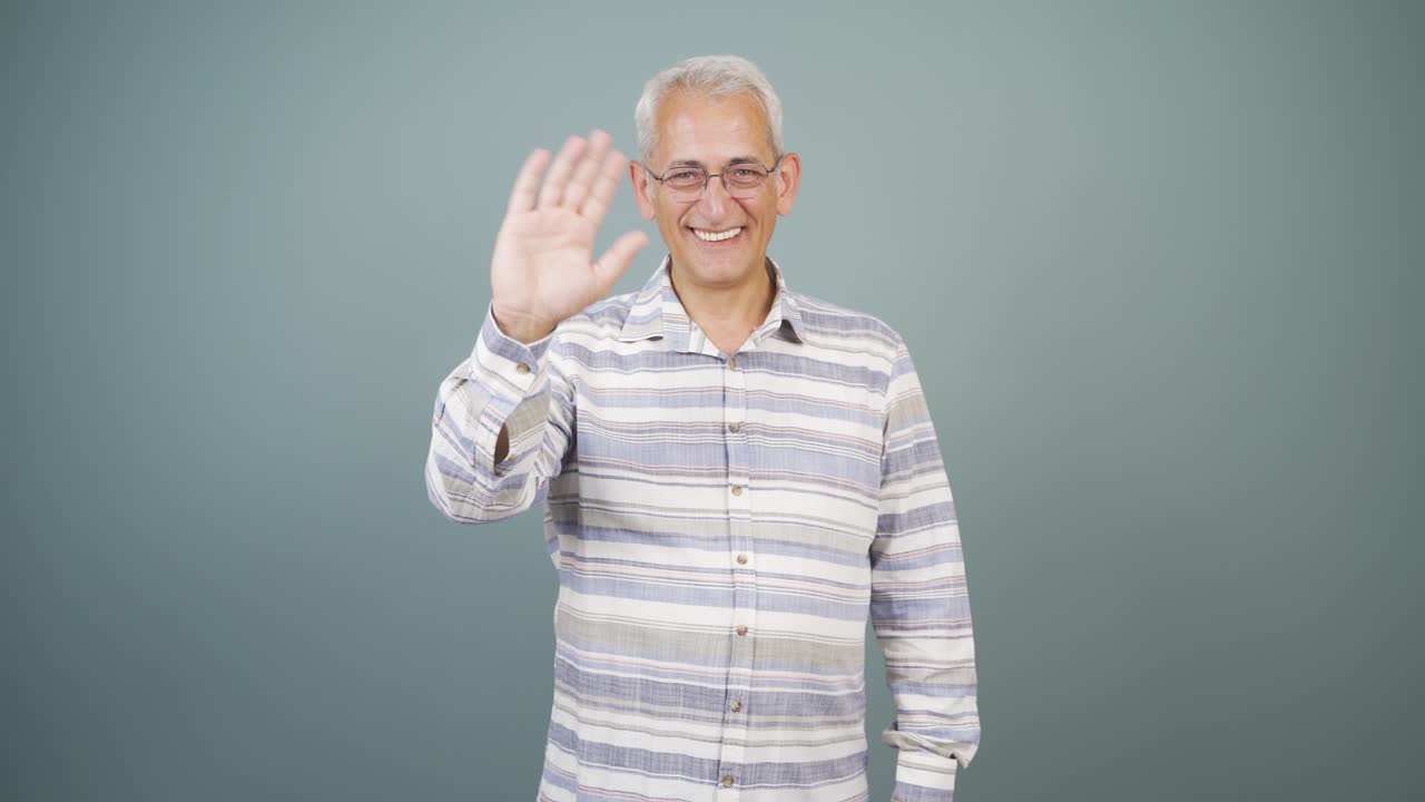 hombre feliz saludando a la cámara.