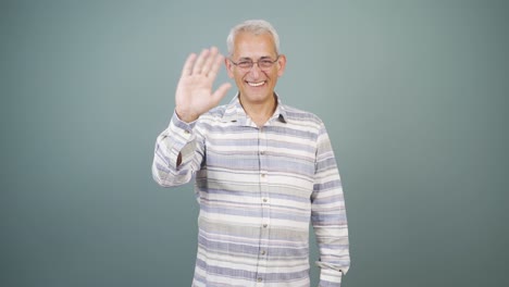 uomo felice che saluta la telecamera.