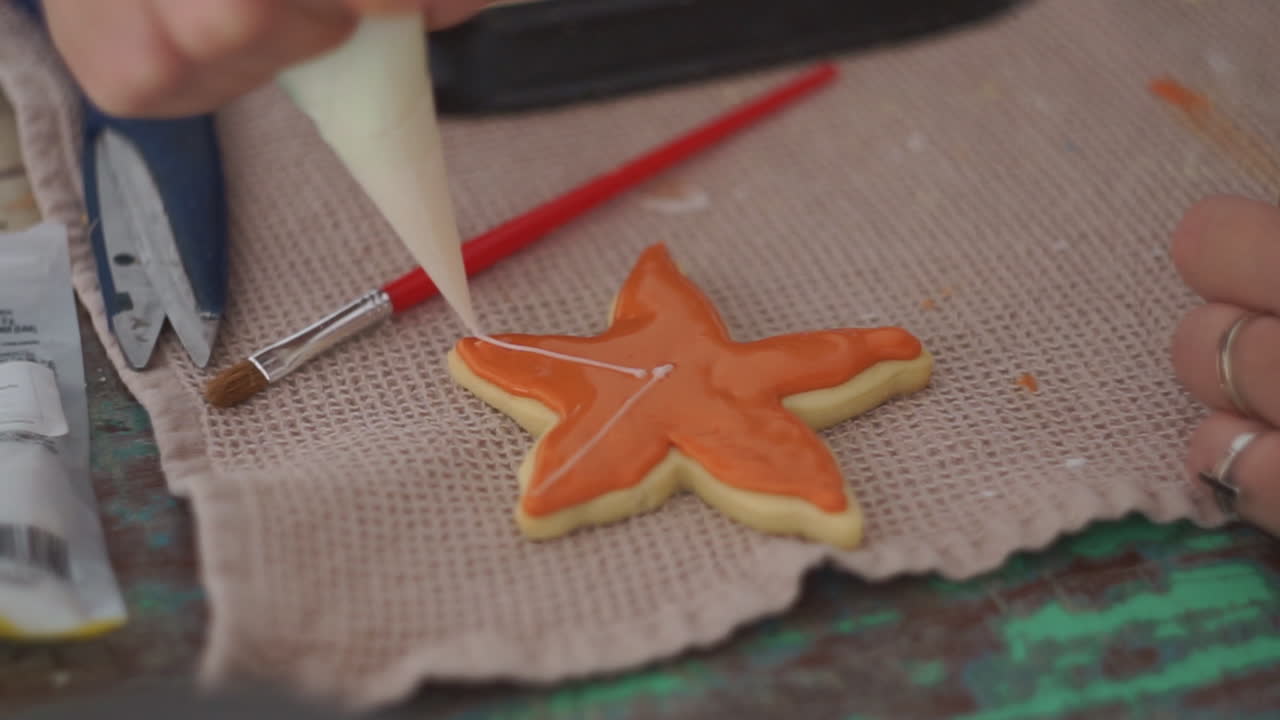 imágenes de una mujer caucásica haciendo galletas de estrellas de mar
