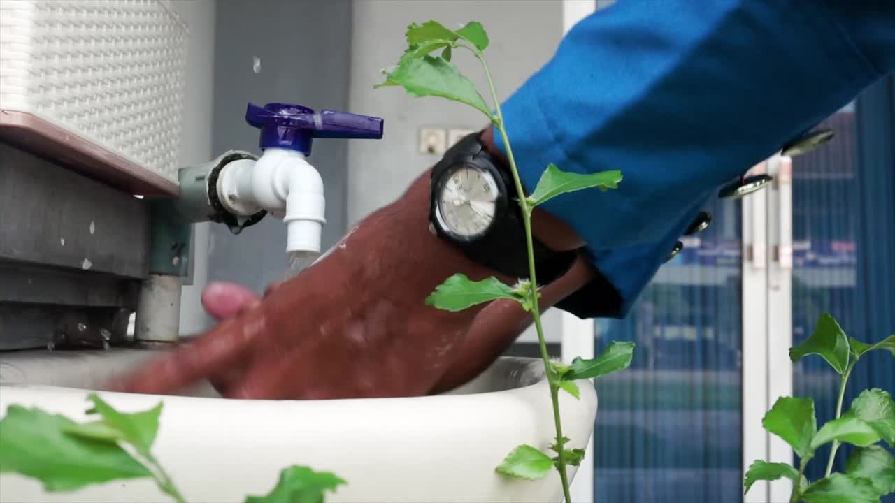 los estudiantes o cadetes varones de la escuela vocacional de navegación y marítima se lavan las manos, se frotan con jabón para prevenir el virus covid-19, la gripe invernal, la limpieza para detener la propagación de gérmenes antes de estudiar