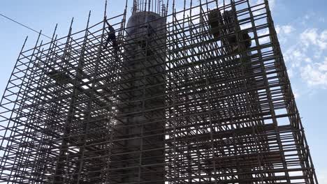 una vista general de pilares en una fila en pasos elevados en construcción y una carretera elevada, pilares de hormigón en una sección de un edificio en construcción