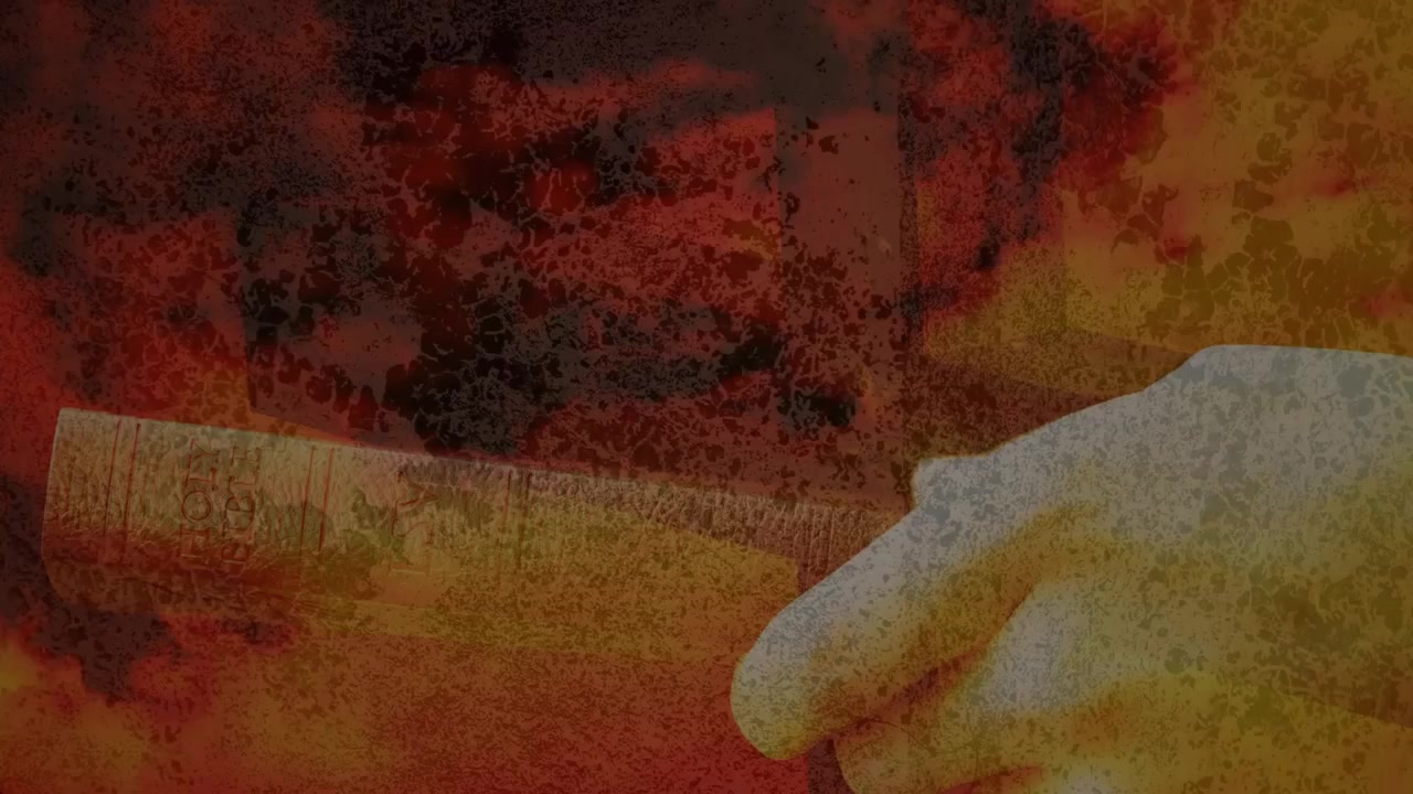 Mano destra appoggiata che effettua piccoli spostamenti su una tavola di legno, reagendo a una sovrapposizione di fuliggine rossa, testando la presa.