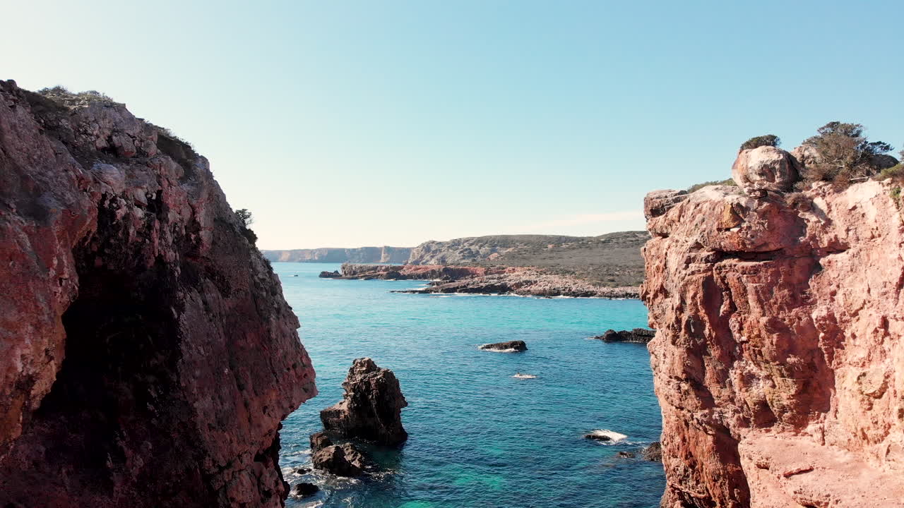 LUFTFOTO: To klippeformationer i åben luft over havet i Algarve