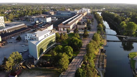 antiguo distrito industrial con almacenes y fábricas renovados en suecia