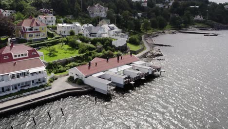 Casa-De-Baños-Fríos-Ljungskile-En-Suecia-En-Un-Día-Brillante