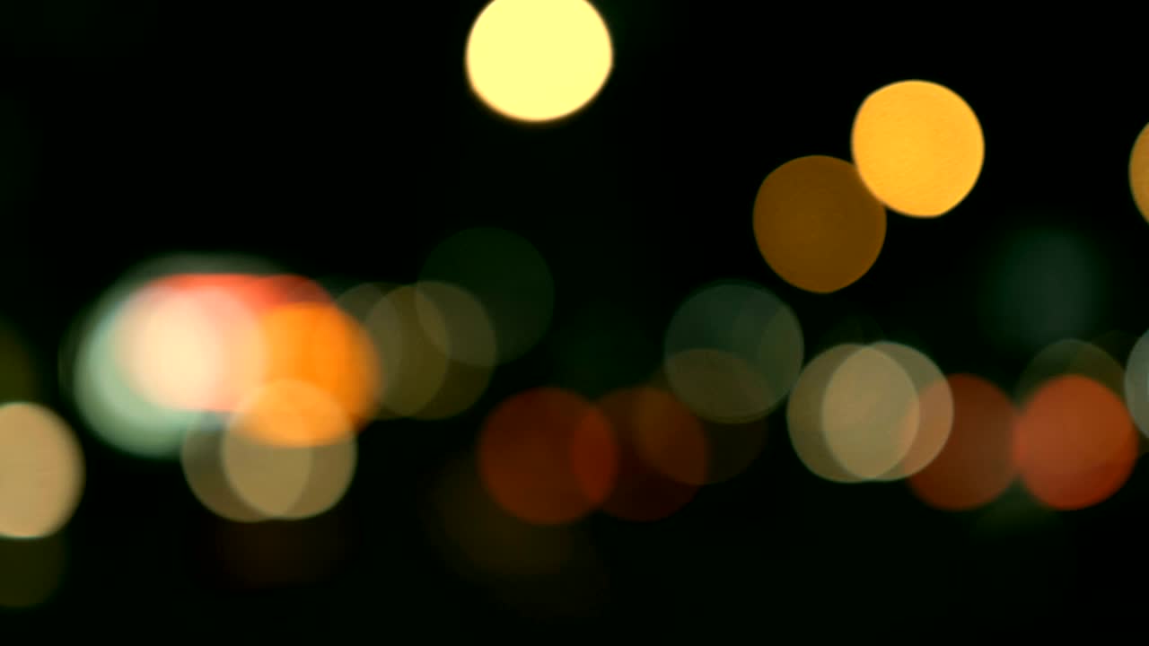 luces desenfocadas calle de los ángeles resumen. fondo borroso de la ciudad. círculos de bokeh en movimiento del tráfico nocturno.