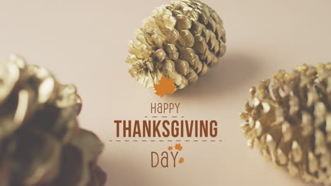 Animation-Eines-Textes-Zum-Happy-Thanksgiving-Day-über-Herbstblättern-Und-Tannenzapfen-Auf-Braunem-Hintergrund