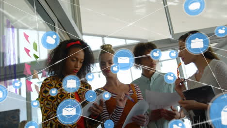 animación de una red de iconos digitales sobre diversos colegas discutiendo juntos en la oficina