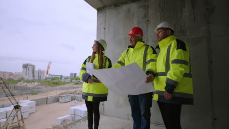 equipo de ingenieros civiles en el sitio de construcción supervisión del edificio por arquitectos ingenieros capataz