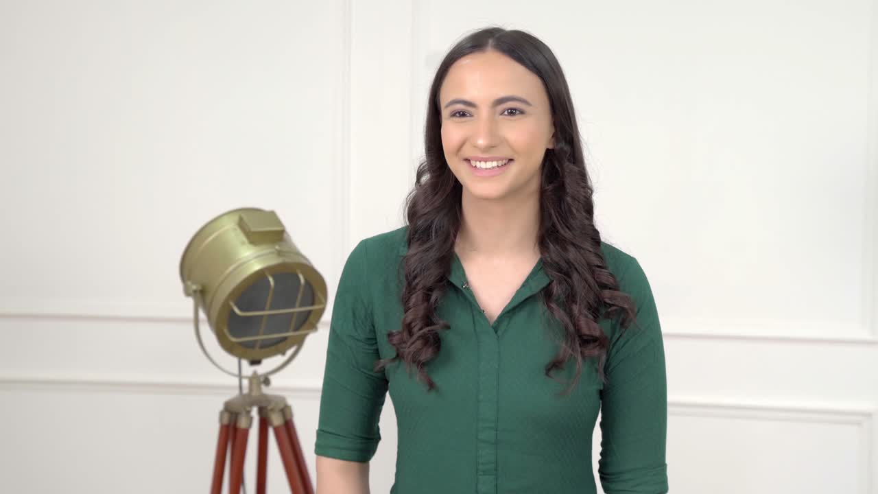 mujer india dando un beso volador