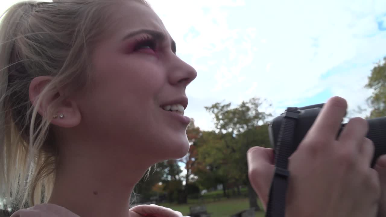 전염병 동안 탐험하는 젊은 여성