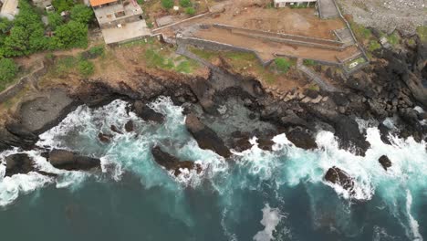 Olas-Rompiendo-Sobre-Las-Rocas-En-Cidade-Velha,-Isla-De-Santiago,-Cabo-Verde,-África