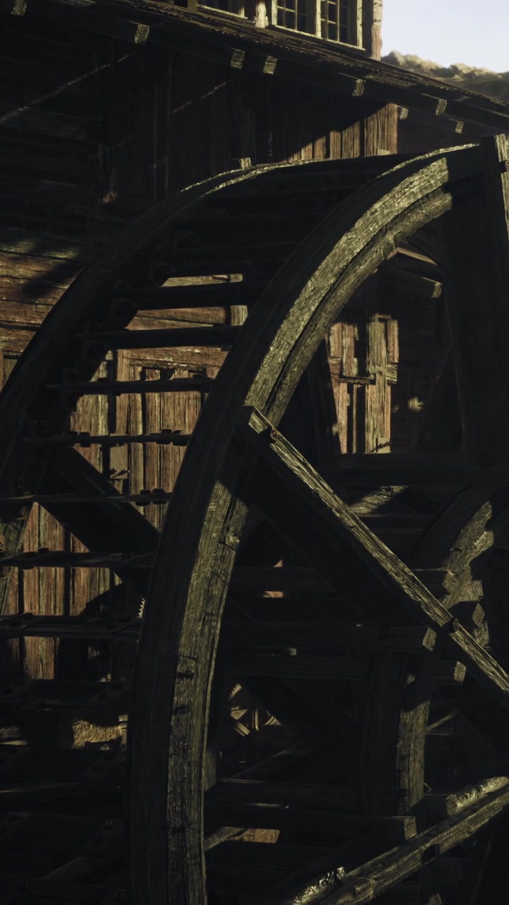 Staré dřevěné kolo na historickém místě poblíž mlýna za denního světla.