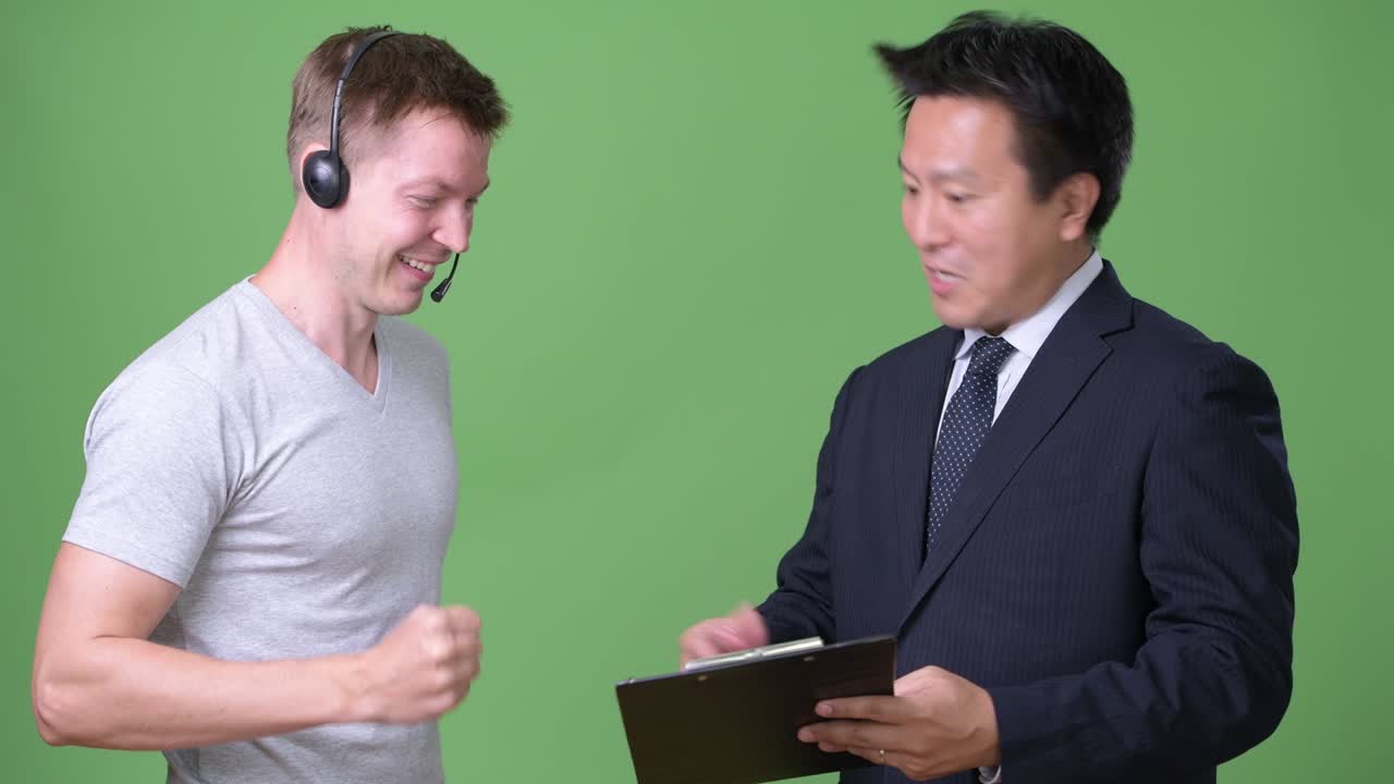 성숙한 일본인 사업가와 젊은 스칸디나비아인 노동자