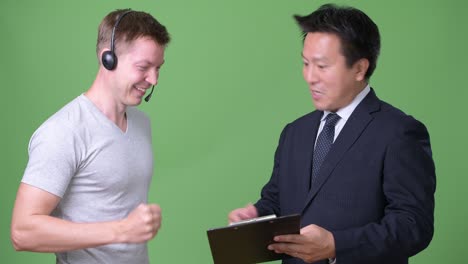 성숙한 일본인 사업가와 젊은 스칸디나비아인 노동자