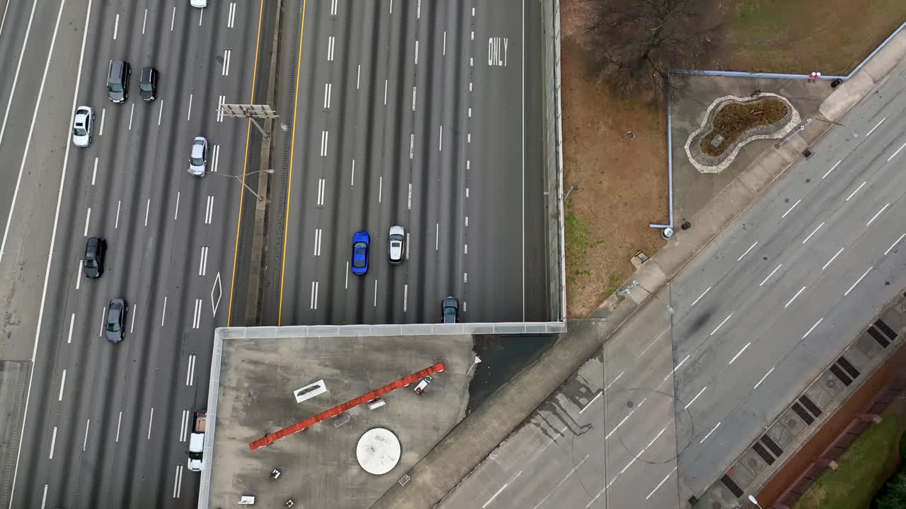 vista aérea épica del centro de atlanta movimiento de tráfico en las calles ocupadas, coches conduciendo en carreteras urbanas, centro de atlanta, georgia, ee.uu.