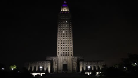 Edificio-Del-Capitolio-Del-Estado-De-Louisiana-En-Baton-Rouge,-Louisiana-De-Noche-Con-Video-Inclinándose-Hacia-Arriba