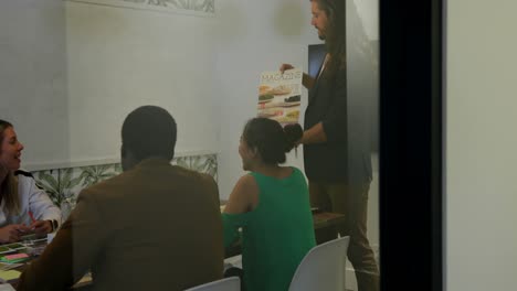 colegas de negocios discutiendo sobre un cartel en la sala de conferencias 4k