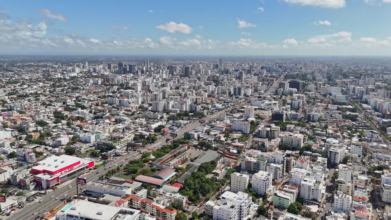Luftfotos af 27 de Febrero Avenue, en af hovedvejene i Santo Domingo i Den Dominikanske Republik
