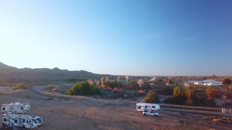 Vista aerea di campeggio libero, canale di irrigazione e fienile in Arizona