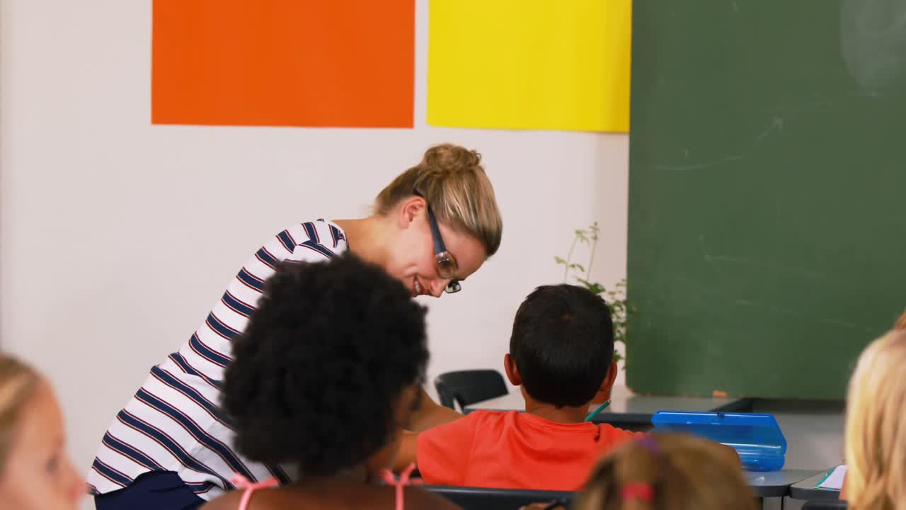 maestro enseñando matemáticas a los niños de la escuela en el aula
