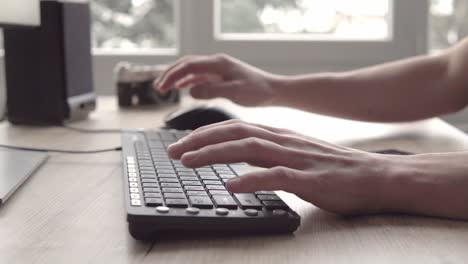 escribir en un teclado. hombre escribiendo en el teclado de la computadora. mano del hombre usando teclado y ratón de la computación para escribir. fotógrafo independiente trabajando con computadora.