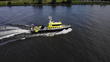 Niederländisches-Strafverfolgungsschiff,-Das-Auf-Einem-Fluss-Segelt