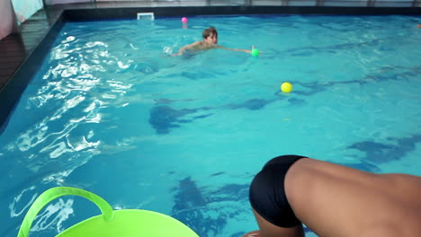 niños lindos jugando en la piscina.
