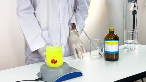 demostración de reacción química con cambio de color