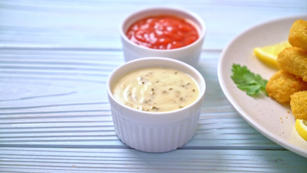 palito de pescado frito o papas fritas pescado con salsa