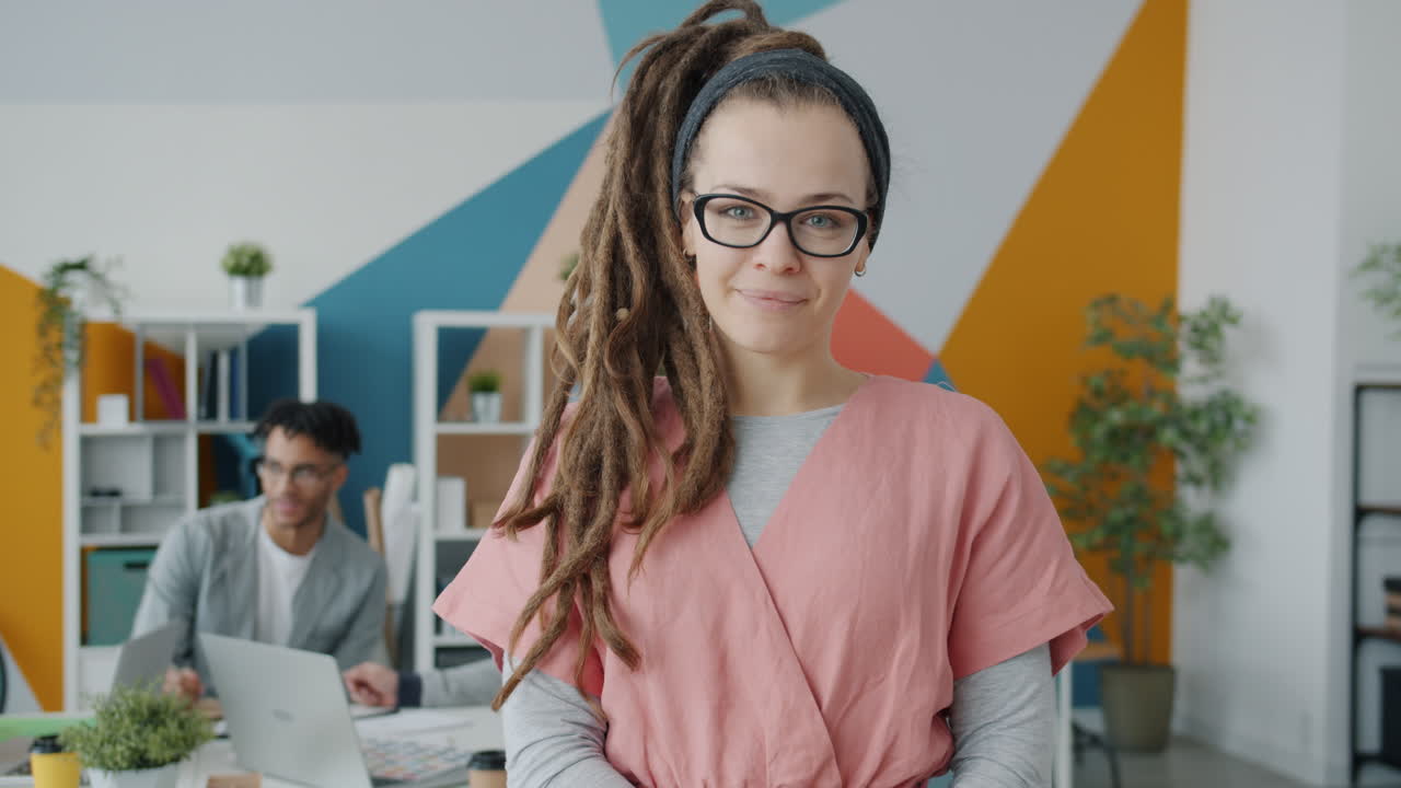 mujer en el entorno de la oficina