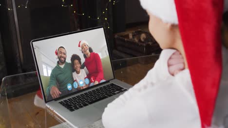 Mujer-Caucásica-Teniendo-Una-Videollamada-Navideña-Con-Su-Familia