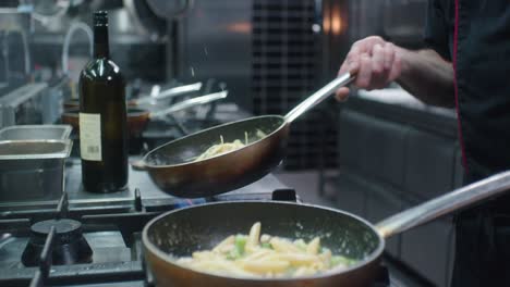 Balanceando-La-Comida-Del-Hoyo-En-La-Cocina