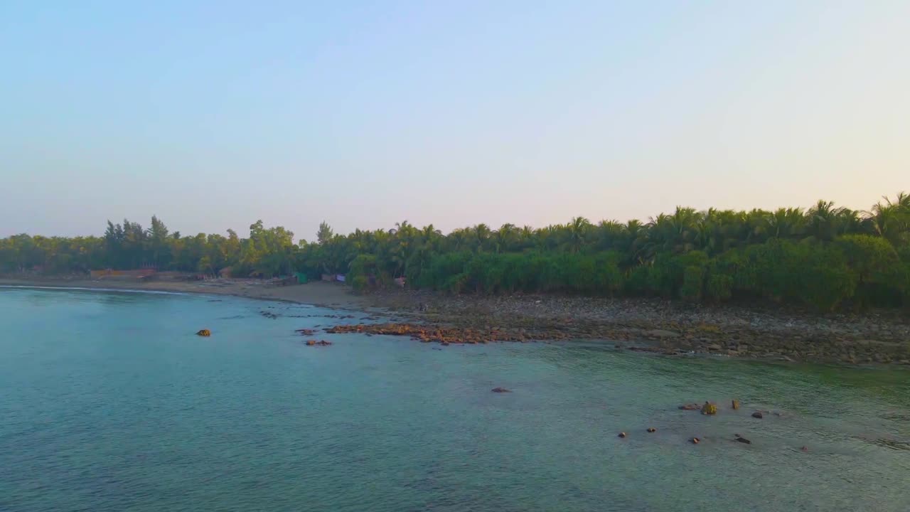 costa rocosa de la isla tropical con palmera verde