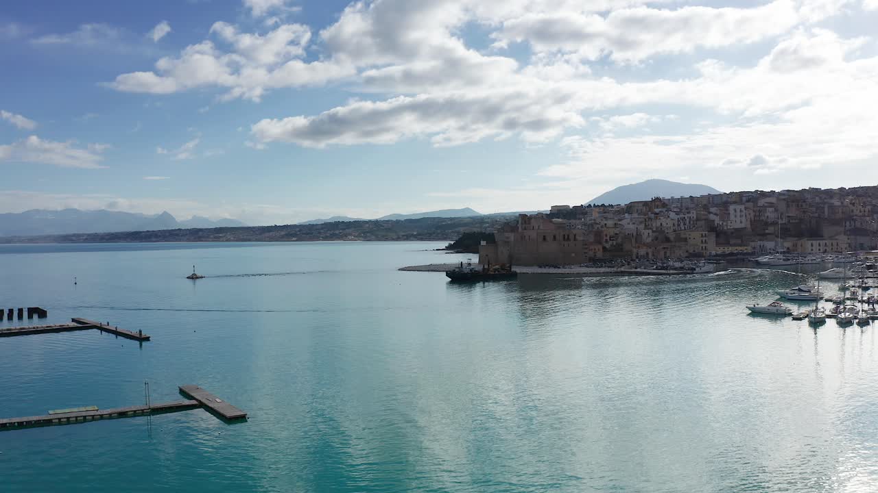 vista aérea de paralaje del puerto de castellammare del golfo en sicilia