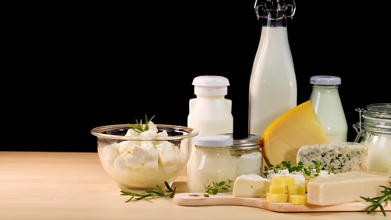 productos lácteos variados en una mesa de madera