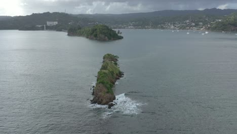 antena orbitando alrededor de las rocas del mar con la bahía de samaná en el fondo, república dominicana