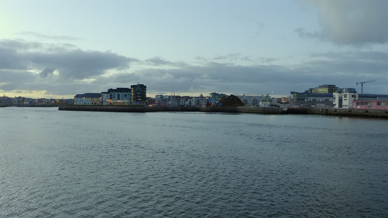 horizonte de la ciudad al anochecer