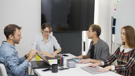 Concepto-Creativo-De-Gente-De-Negocios,-Terminar-La-Jornada-Laboral,-Cerrar-Computadoras-Portátiles